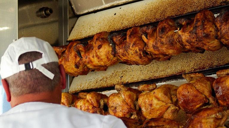 Δέσμευση κοτόπουλων 66 κιλών σε ψητοπωλείο του Πειραιά