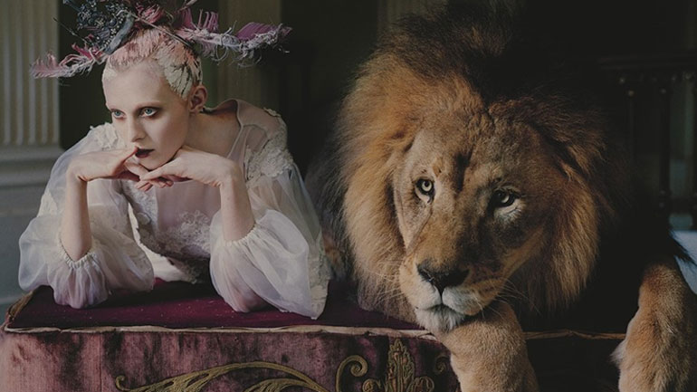 Οι φανταστικές εικόνες μόδας του Tim Walker – Ένα άλμπουμ και μια έκθεση