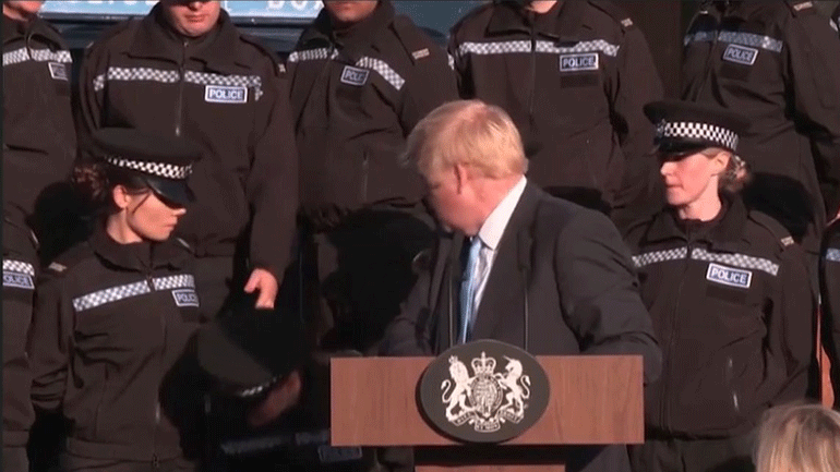 Βρετανία: Αστυνομικός κατέρρευσε κατά τη διάρκεια ομιλίας του Μπόρις Τζόνσον
