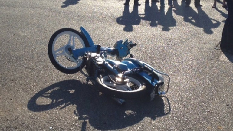 Βόλος: Σοβαρός τραυματισμός δικυκλιστή σε τροχαίο