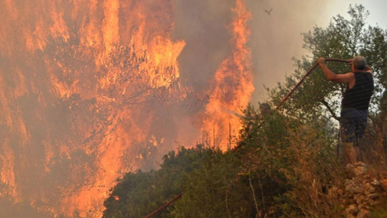 Σε εξέλιξη μεγάλη πυρκαγιά στα Λαγκαδάκια Ζακύνθου