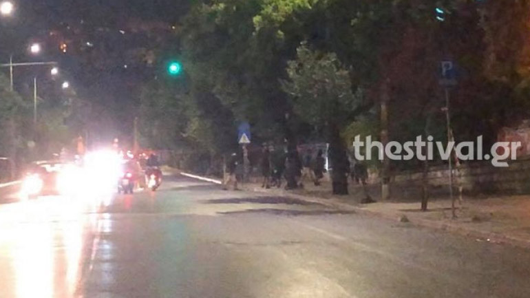 Άγρια συμπλοκή μεταξύ Αλγερινών και αντιεξουσιαστών στο κέντρο της Θεσσαλονίκης