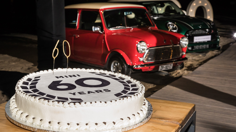 Έκοψαν την τούρτα των 60 χρόνων της MINI και στην Ελλάδα