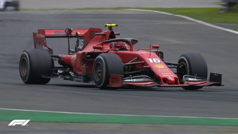 Η ταμπέλα του φαβορί στον μικρό της Ferrari