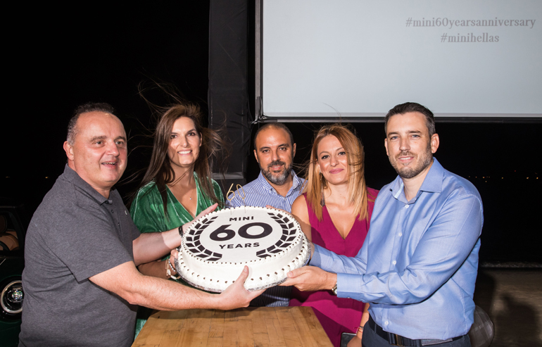 Από δεξιά: Κωνσταντίνος Διαμαντής (Επικεφαλής Εταιρικής Επικοινωνίας), Bικτώρια Τσανγκαλίδου (Marketing Specialist MINI), Μάνος Δρακωτός (Επικεφαλής μάρκας ΜΙΝΙ), Δήμητρα Μπίκου (Marketing Manager MINI) και Christian Haririan (Πρόεδρος και Διευθύνων Σύμβουλος, BMW Group Hellas)