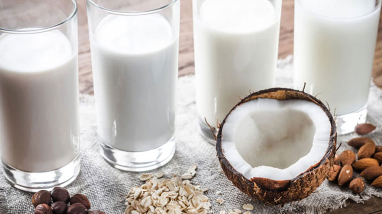 Πόσες θερμίδες έχουν κάποια από τα πιο δημοφιλή φυτικά γάλατα;