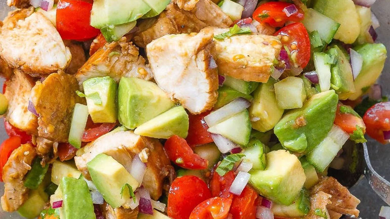 Σαλάτα με κοτόπουλο για να ξαναβρείτε τη φόρμα σας μετά τις διακοπές