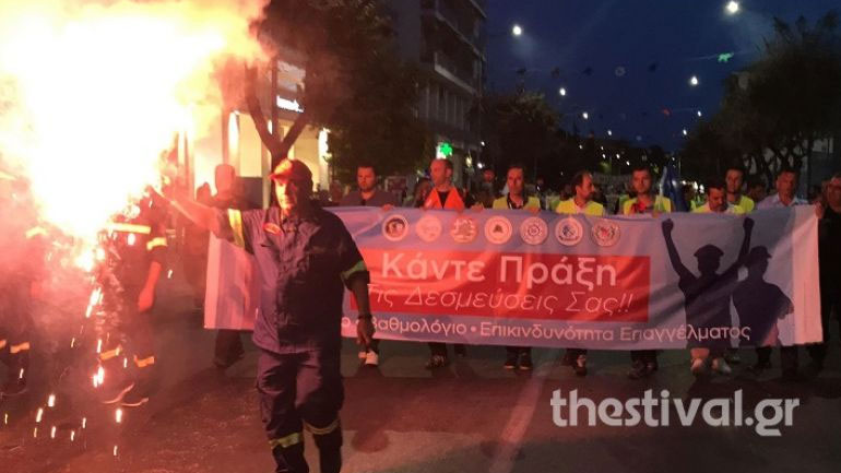 Mε σφυρίχτρες, σειρήνες και πυρσούς, οι ένστολοι στους δρόμους της Θεσσαλονίκης