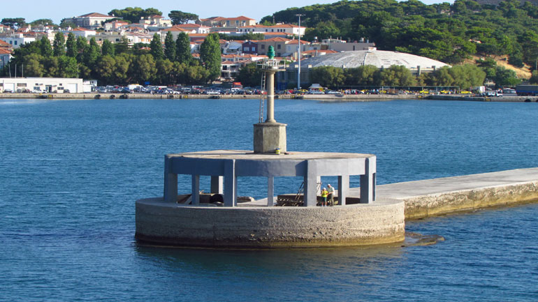 Διαρροή λαδιών στο λιμάνι της Μυτιλήνης από πλοίο της Frontex