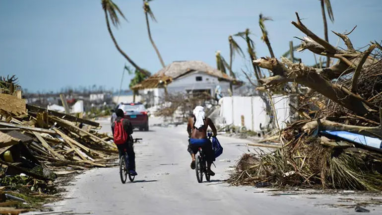 Μπαχάμες: Χιλιάδες άνθρωποι εγκαταλείπουν τις περιοχές που έπληξε ο Ντόριαν – Στους 43 οι νεκροί
