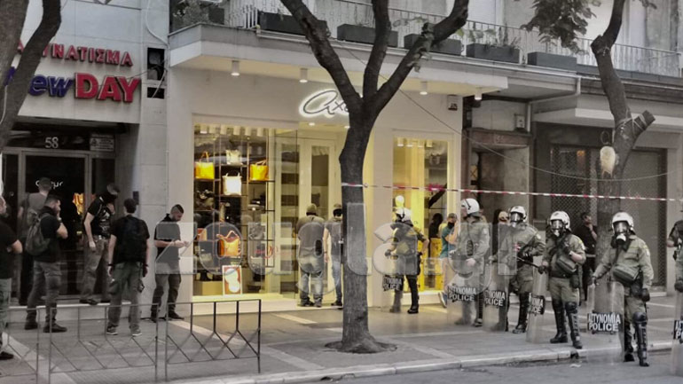 ΔΕΘ: Άτομα με κουκούλες και σακίδια δίπλα σε αστυνομικούς