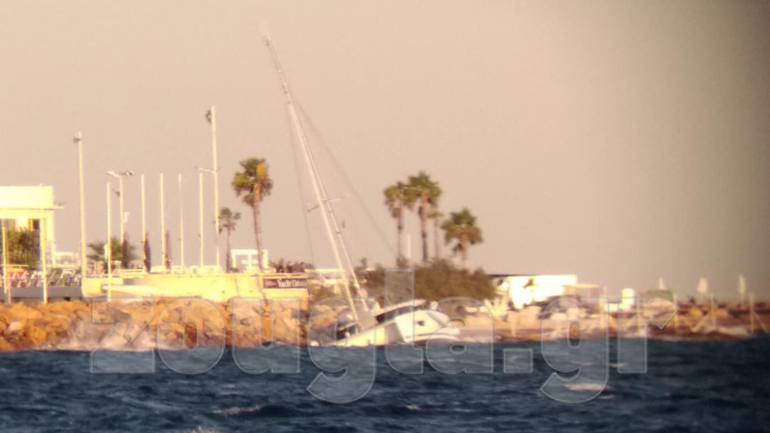 «Χάλασε» το Cannes boat show: Τρία σκάφη κατέληξαν στα βράχια