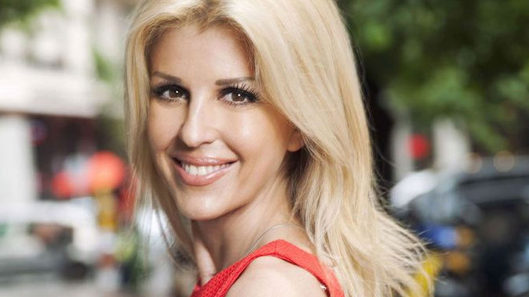 Έλενα Ράπτη: Λαμπερή εμφάνιση στην ομιλία του Πρωθυπουργού στη ΔΕΘ!