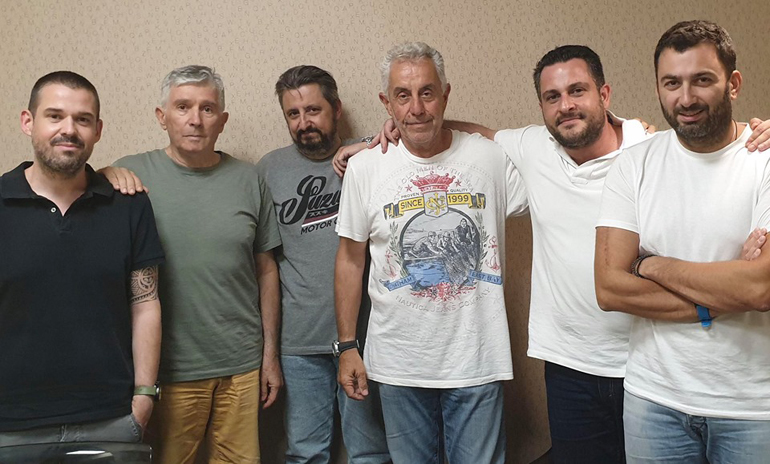 Οι έξι δημοσιογράφοι που απαρτίζουν την ομάδα που διαμορφώνει το νέο καταστατικού προκειμένου να υπάρξει ενοποίηση των δύο συνδέσμων (από δεξιά: Βασίλης Σαρημπαλίδης, Κώστας Φούζας, Νίκος Τσάδαρης, Γιώργος Βαρίνος, Αντώνης Κόλλιας και Μανώλης Σαλούρος)
