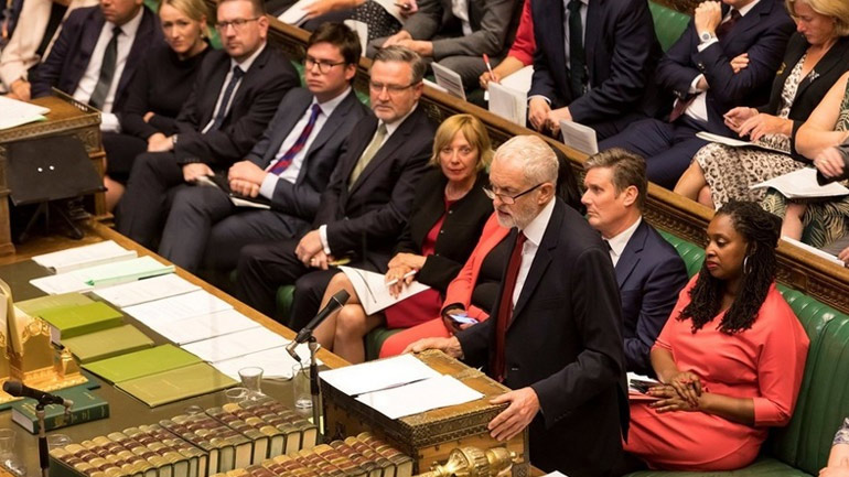 Βρετανία: Εγκρίθηκε η πρόταση του Κόρμπιν που ζητεί από την κυβέρνηση να τηρήσει τον νόμο