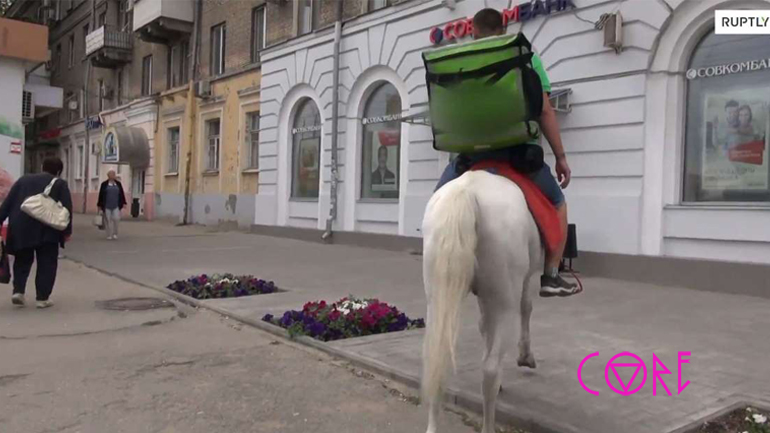 Delivery φαγητού με άλογο