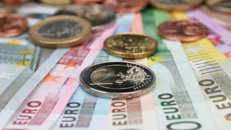 Υποχωρεί το ευρώ έναντι του δολαρίου