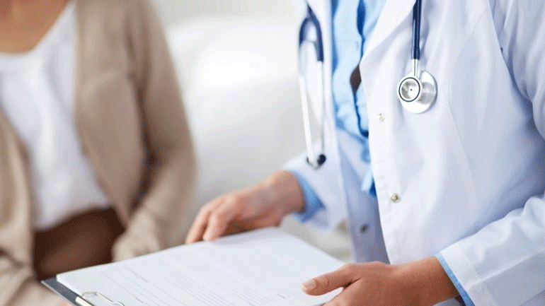 Έπλεξε το εγκώμιο στους δημόσιους γιατρούς και πήγε σε ιδιωτική κλινική