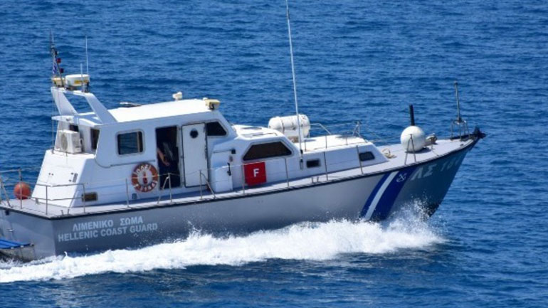 Στo λιμάνι της Σύρου ρυμουλκείται το φορτηγό πλοίο «Μιχάλης»