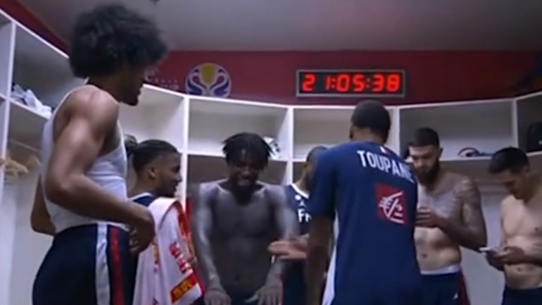 Οι Γάλλοι γιόρτασαν την πρόκριση στα αποδυτήρια