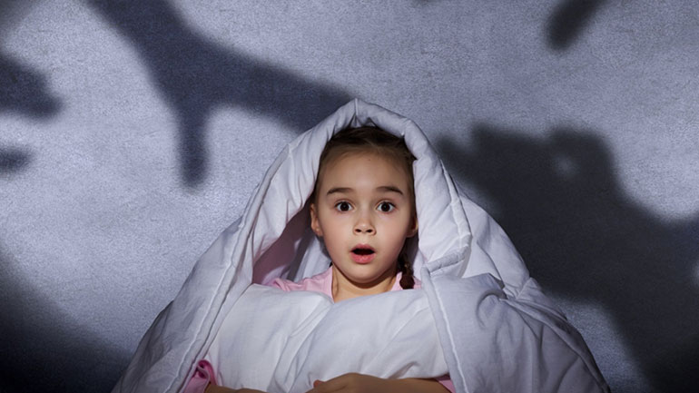 Πώς να ξεπεράσει το παιδί σας τον φόβο του σκοταδιού