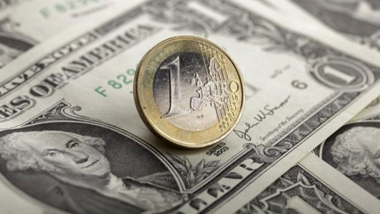 Το ευρώ υποχωρεί 0,40%, στα 1,1006 δολάρια