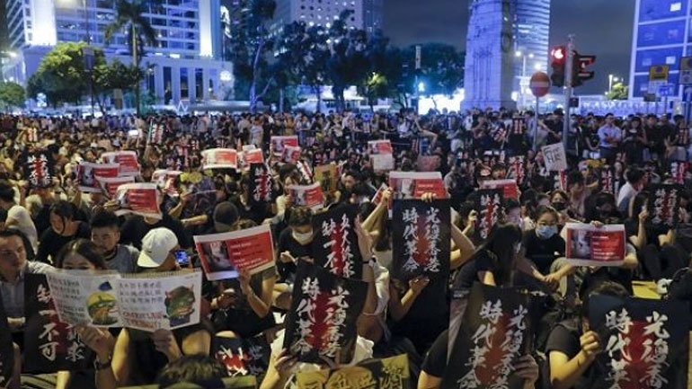 Εξηγήσεις για την επίσκεψη ακτιβιστή από το Χονγκ Κονγκ στο Βερολίνο κλήθηκε να δώσει ο Γερμανός πρέσβης στο Πεκίνο