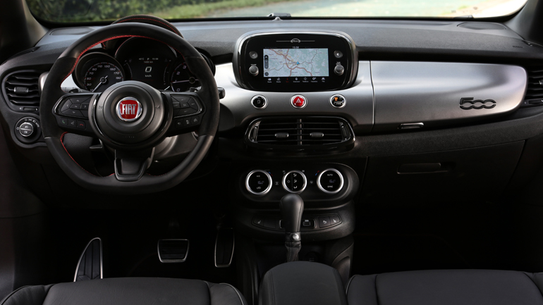 Flat bottom τιμόνι, αλουμινένιες λεπτομέρειες και καλύτερης ποιότητας υλικά