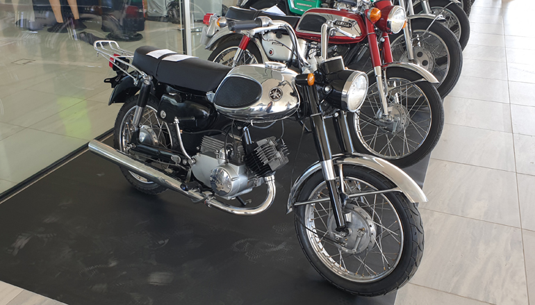 Το πρώτο μοντέλο Yamaha YA-6 του 1968 που εφοδιάστηκε με το επαναστατικό για την εποχή σύστημα ξεχωριστής μίξης καυσίμου / λαδιού Autolube. Ο 1-κύλινδρος κινητήρας είχε χωρητικότητα 125 κ.εκ. και η ισχύς του έφτανε τα 11 άλογα
