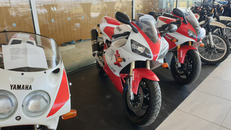 To Yamaha R1 (μέση) κυκλοφόρησε το 1998 και έφερε επανάσταση στην κατηγορία του...