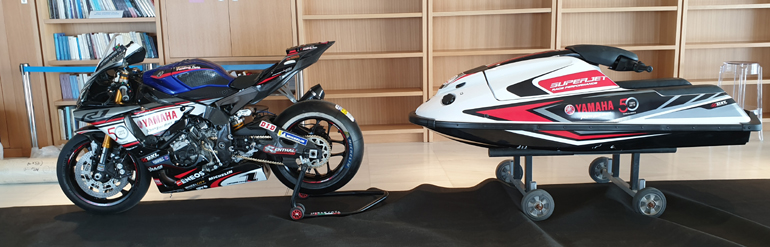 Δύο μοναδικά 50 years edition Yamaha. Αριστερά η αγωνιστική R1 και δεξιά το SuperJet 700