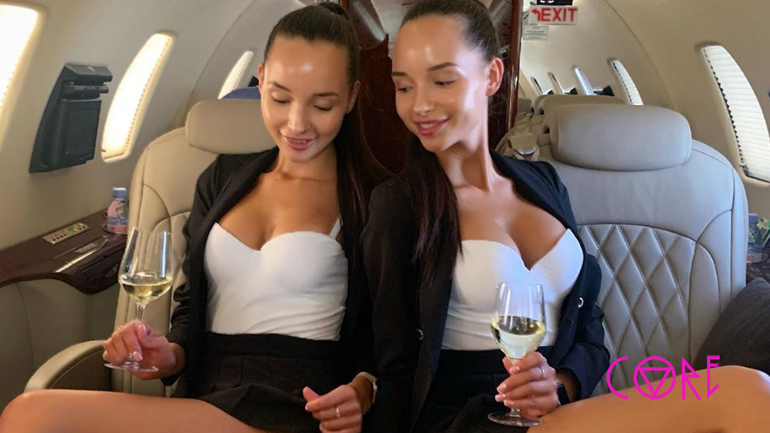 Δίδυμα μοντέλα προκάλεσαν αντιδράσεις ταΐζοντας σούσι έναν άστεγο