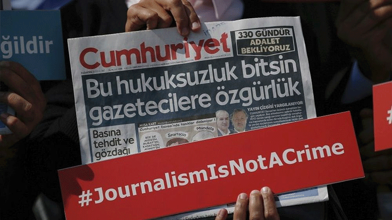 Τουρκία: Αποφυλακίζονται οι πέντε δημοσιογράφοι της Cumhuriyet που κατηγορήθηκαν για τρομοκρατία