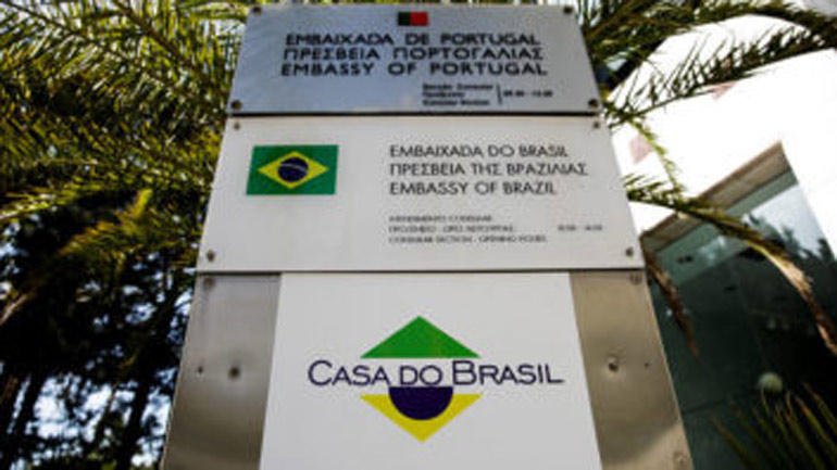 Παρέμβαση του Ρουβίκωνα στην Πρεσβεία της Βραζιλίας για τις φωτιές στον Αμαζόνιο Παρέμβαση του Ρουβίκωνα στην Πρεσβεία της Βραζιλίας για τις φωτιές στον Αμαζόνιο