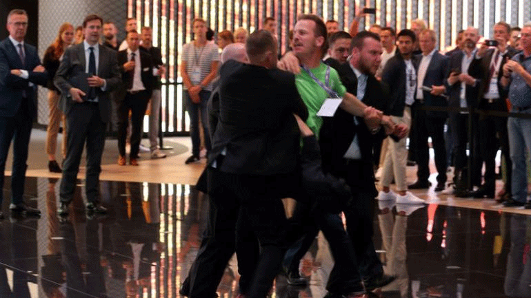 Φρανκφούρτη: Οικολόγος ακτιβιστής επιχείρησε να πλησιάσει τη Μέρκελ