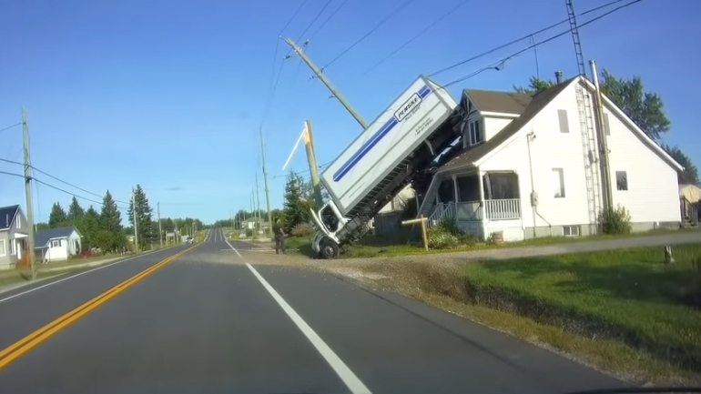 Φορτηγό «παρκάρει» στην οροφή σπιτιού! Φορτηγό «παρκάρει» στην οροφή σπιτιού!