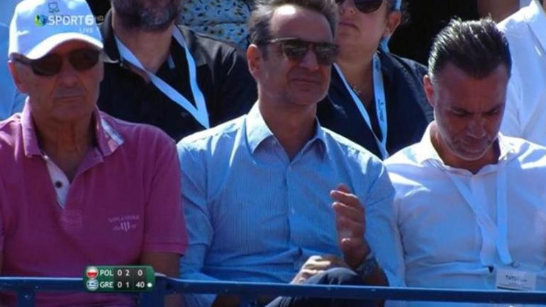 Στο Tatoi Club για να δει τον αγώνα του Τσιτσιπά ο Kυριάκος Μητσοτάκης