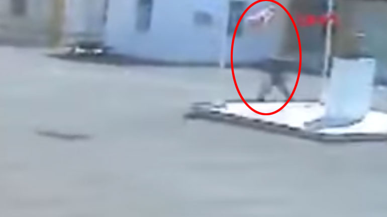 Ελληνοκύπριος έφηβος κατεβάζει τουρκική σημαία από δημοτικό σχολείο της κατεχόμενης Λύσης