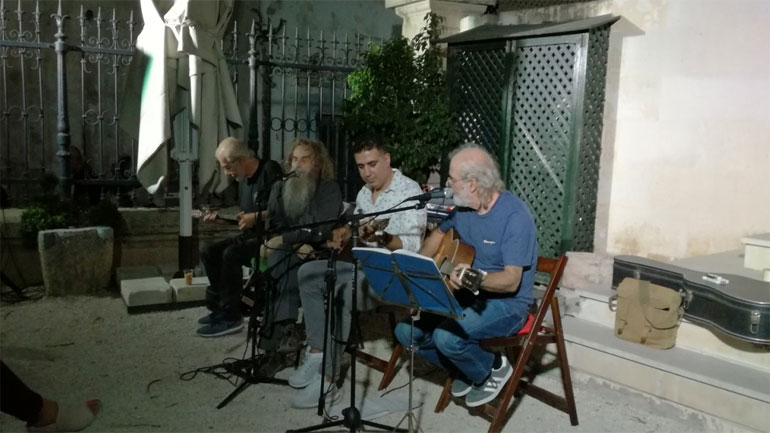 Ο Ψαραντώνης τραγουδάει ρεμπέτικα