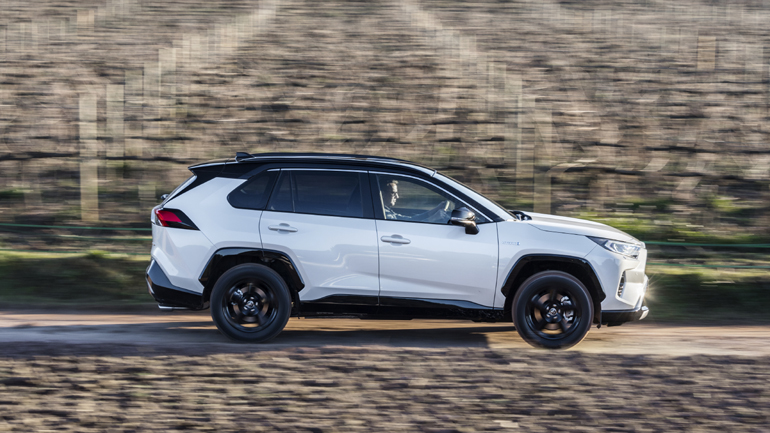 Οι τιμές για το βενζινοκίνητο ξεκινούν από 27.700€ και για το υβριδικό από 35.900€