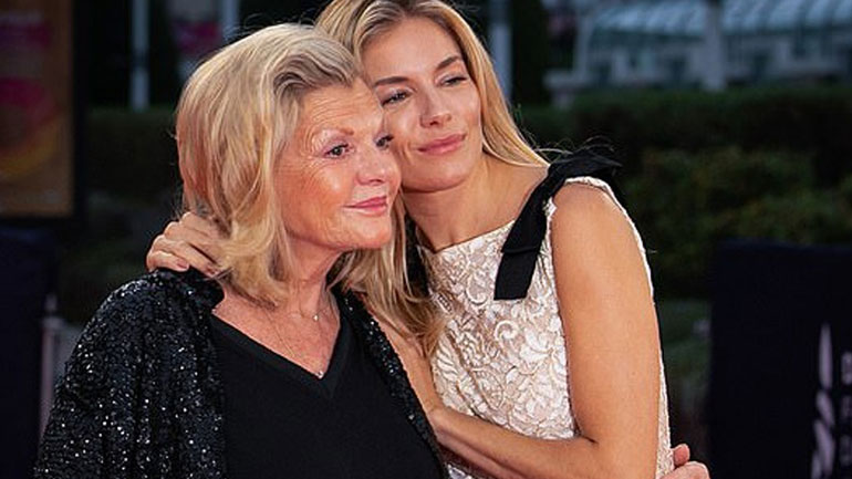 Η Sienna Miller ποζάρει με τη μητέρα της στο κόκκινο χαλί