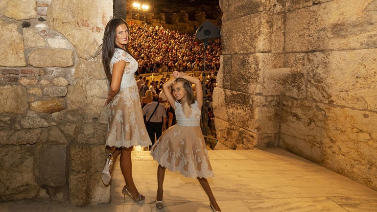 Η σύζυγος και η κόρη του Andrea Bocelli με δημιουργίες Celia Kritharioti στο Ηρώδειο