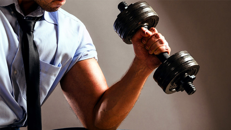 Ίσια πλάτη: 4 ασκήσεις για να μην καμπουριάζεις στο γραφείο