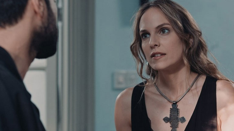 8 Λέξεις: O Αλέκος ενημερώνει την Ρωξάνη για τα τρέχοντα θέματα του γραφείου