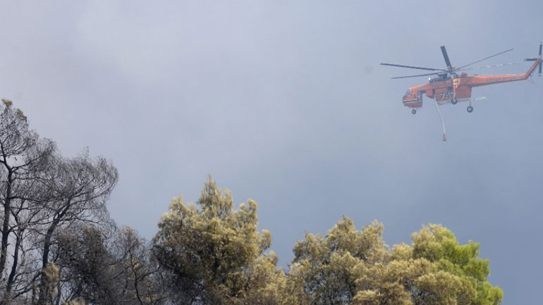 Φωτιά σε δύσβατη περιοχή στα Χανιά – «Σηκώθηκε» ελικόπτερο