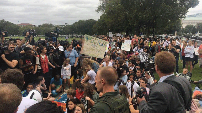Εκατοντάδες μαθητές διαδηλώνουν για το κλίμα έξω από τον Λευκό Οίκο