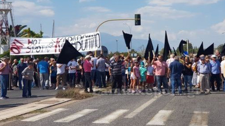 Έκλεισαν την εθνική με μαύρες σημαίες για το hot spot στον Καραβόμυλο
