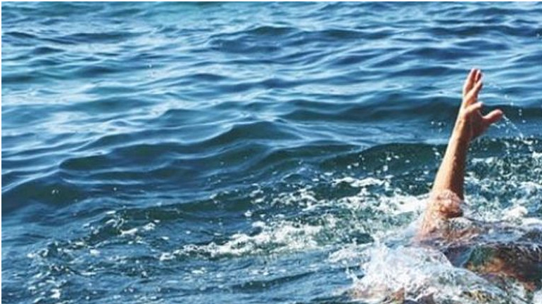 Βούτηξε για να σώσει την τουρίστρια και λίγο έλειψε να πνιγεί