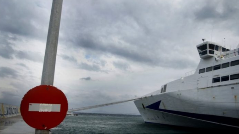 Σε ισχύ το απαγορευτικό απόπλου από Λαύριο, Ραφήνα και Πειραιά