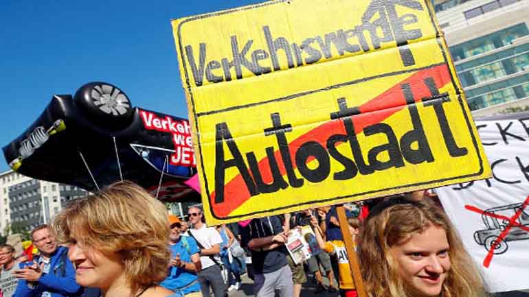 Διαδήλωση στην έκθεση αυτοκινήτου της Φραγκφούρτης, υπέρ των “πράσινων” τρόπων μεταφοράς